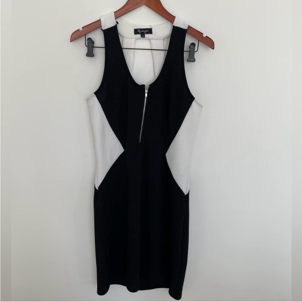 Lily Morgan Black and White Sleeveless
1/4 Zip up Dress Size L